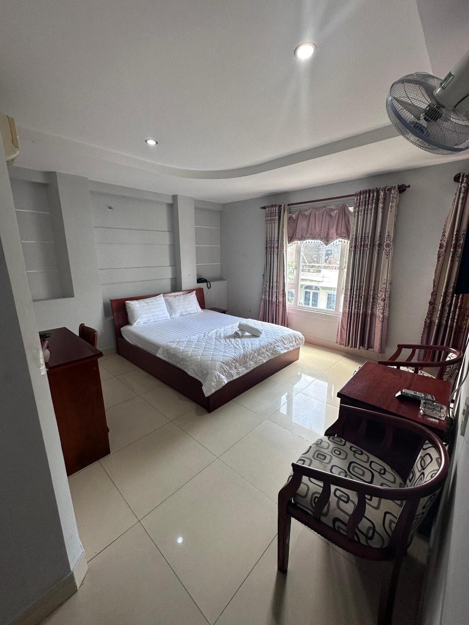 Khach San Sammi Hotel Хошимин Екстериор снимка